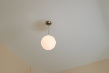 Co mohu použít k zakrytí díry v mém stropě ze starého svítidla?