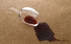 Jak odstranit červené víno skvrny z koberce