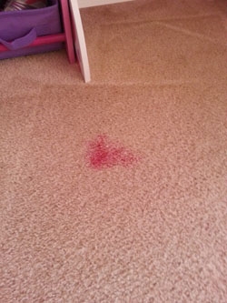 Cómo quitar las manchas de vino tinto de una alfombra