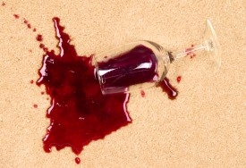 Como remover manchas de vinho tinto de um tapete