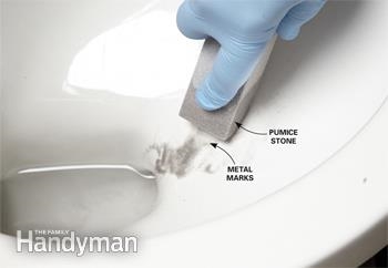 Cómo quitar arañazos de un inodoro de porcelana