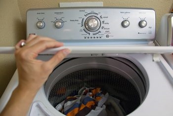 So entfernen Sie die obere Abdeckung einer Waschmaschine