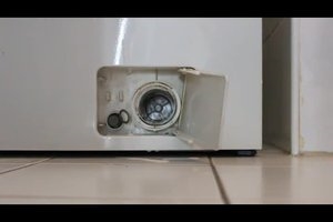 So reinigen Sie die Pumpe in einer Whirlpool-Waschmaschine