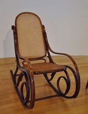 Hur man berättar en ålder av en Thonet Bentwood Wicker Rocker