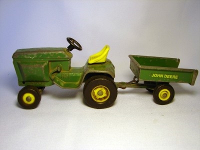 Kako določiti starost travnatega traktorja John Deere