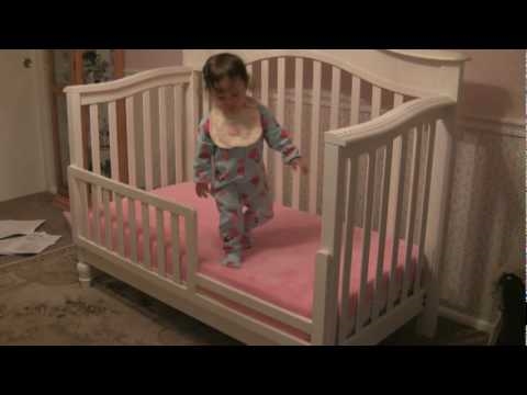 Как да конвертирате Делтови ясли в легло за малко дете
