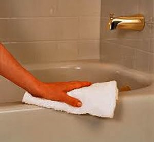 Remèdes à la maison pour nettoyer une bague autour de la baignoire
