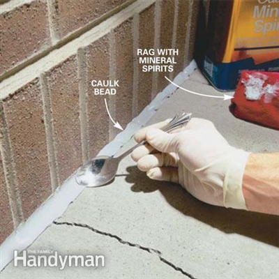 Jak odstranit silikonové těsnění z natřené zdi