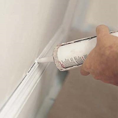 Jak usunąć silikonowe uszczelnienie z pomalowanej ściany