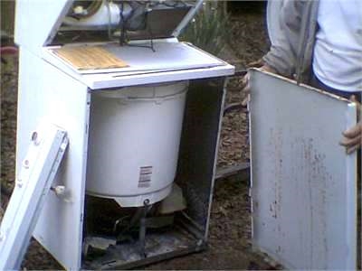 Пералнята на Frigidaire с предно зареждане изтича от дъното