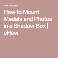Einhängen von Medaillen und Fotos in eine Schattenbox