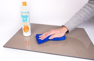 Hoe plastic laminaatwanden in een badkamer te verwijderen of te schilderen