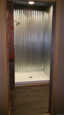 Como selar estanho ondulado em um chuveiro surround?