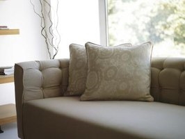 Чи варто поставити диван перед вікном?