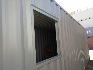 Glasvensters in een vrachtcontainer installeren
