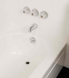 Cómo restaurar el acabado a una bañera y ducha de acrílico