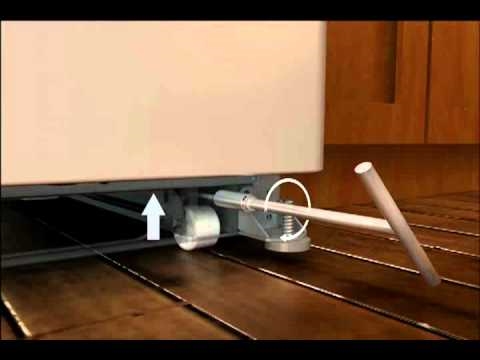 Kako prilagoditi zadnja kolesa na hladilniku z whirlpool-om