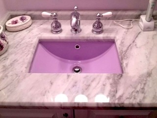 Cómo cambiar el color de un lavabo del baño