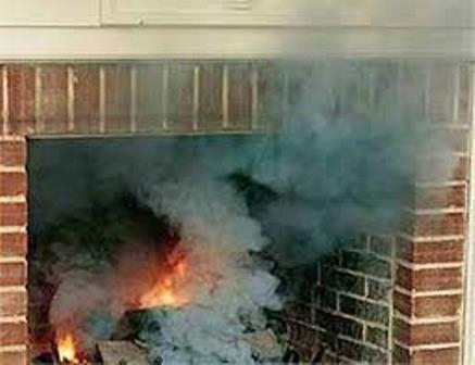 Cómo sacar humo de la chimenea de una casa