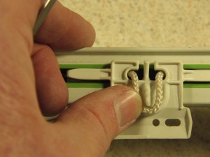 Cum se reglează cablul în tijele cu perdea transversală