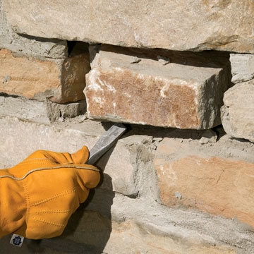 So reparieren Sie eine beschädigte Steinmauer