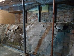 Como reparar um muro de pedra danificado