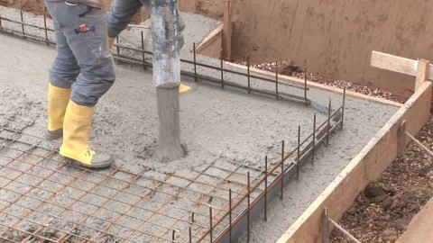 Cómo construir una cerca sobre una losa de concreto