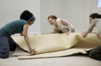 Bagaimana untuk Menghapuskan Karpet Glued-Down Lama