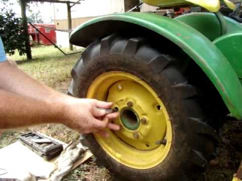 Kuinka rengas poistetaan John Deere-nurmikkotraktorista