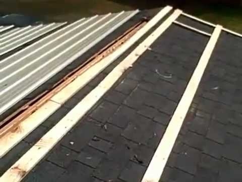 Como instalar aberturas de ventilação em um telhado de metal