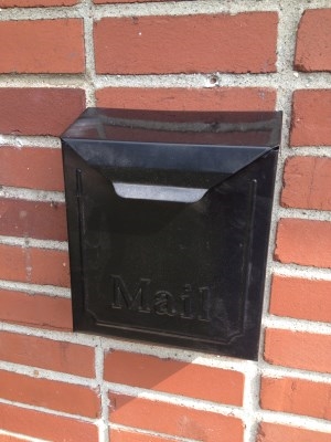 Como montar uma caixa de correio em uma parede de tijolos