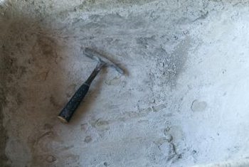 Hogyan javítsuk meg a betonpadlókat a rögzítőszalagok eltávolítása után