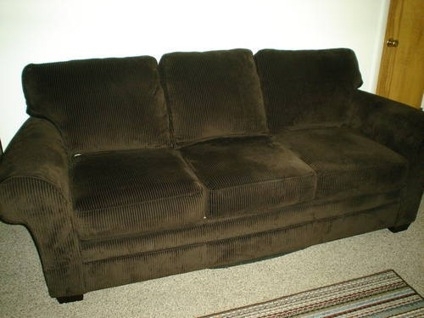 Wen Sie anrufen müssen, um eine alte Couch abzuholen