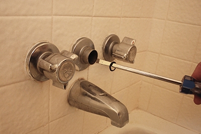 Ako opraviť sprchový prepínač, ktorý nezostane zapnutý