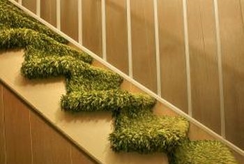 Hogyan telepítsük a lépcsősorokat szőnyegre