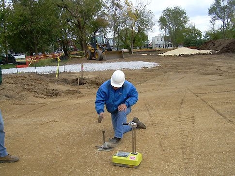 Cum să compactăm solul pentru plăci de beton