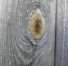 納屋の木の額縁の木材を人工​​的に風化する方法
