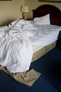 Wie man Spannbetttücher auf Kingsize-Betten legt