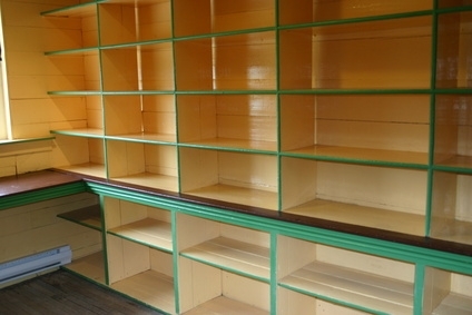 Jak usunąć półki szafki trzymane za pomocą plastikowych wsporników blokady półki