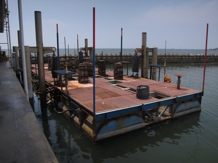 Cara Menghubungkan Dock Apung ke Darat