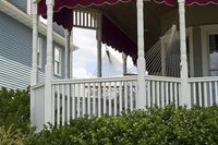 Vorbereiten und Malen von Verandapfosten und Geländern