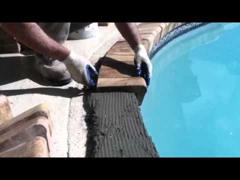 Como limpar pavers de tijolo ao redor de uma piscina