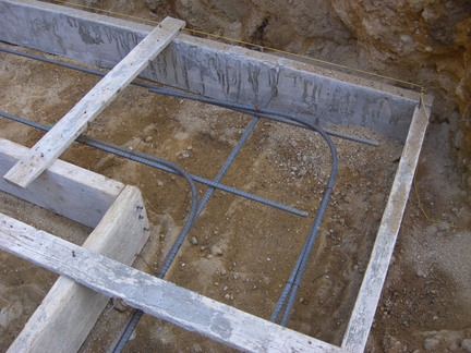 Как залить бетон на мокрой земле