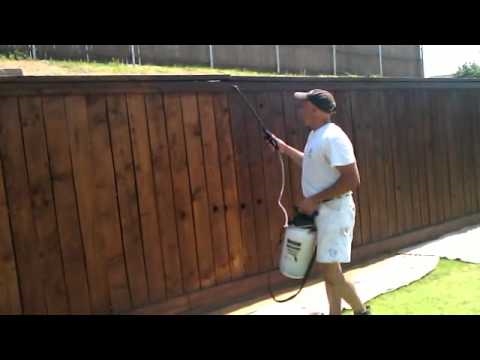 Hoe een hek te bevlekken met een pompspuit