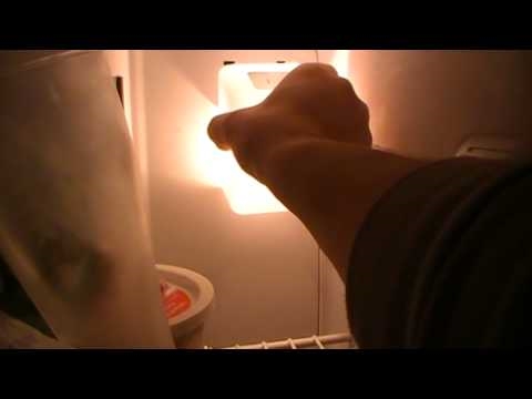 Come sostituire la lampadina su un frigorifero Whirlpool