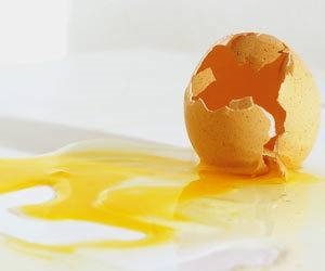 Sådan vaskes æg fra et hus