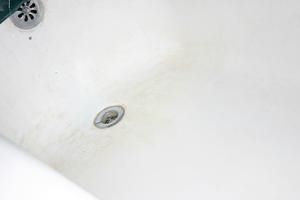 Come rimuovere le macchie di ruggine da una vasca da bagno in vetroresina