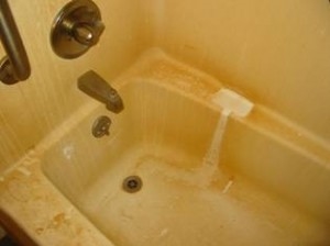 Hoe roestvlekken uit een bad van fiberglas te verwijderen