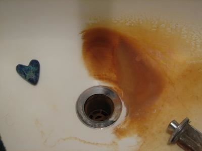 Come rimuovere le macchie di ruggine da una vasca da bagno in vetroresina