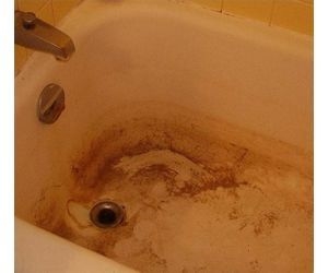 Kako odstraniti rjave madeže iz kopalnice iz fiberglasa